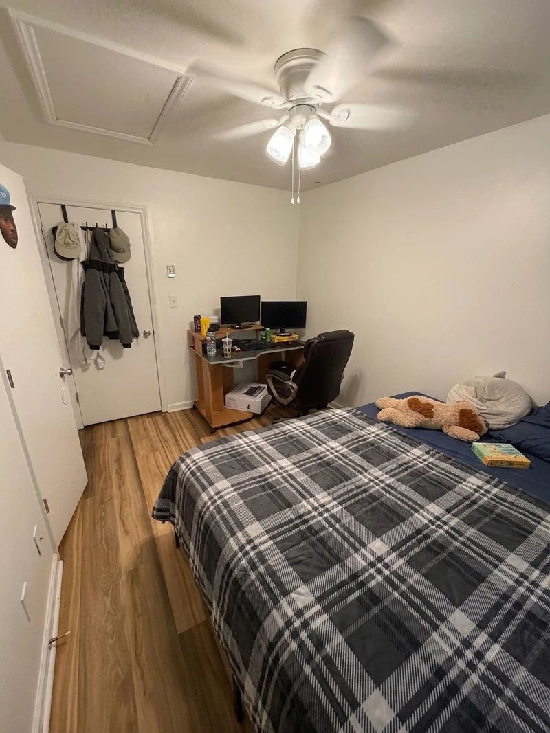 a room in Laurel Park photo 2