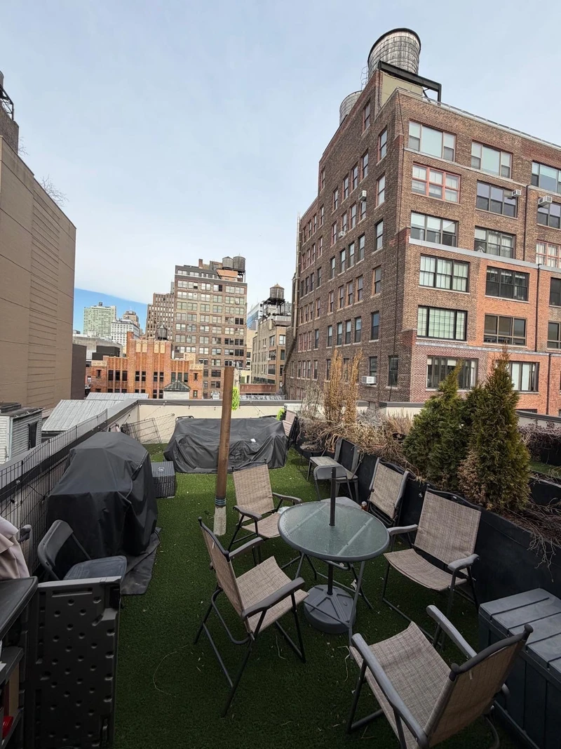 2 bedroom in Chelsea photo 8