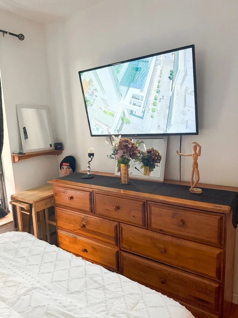 a room in Hamilton Heights photo 3