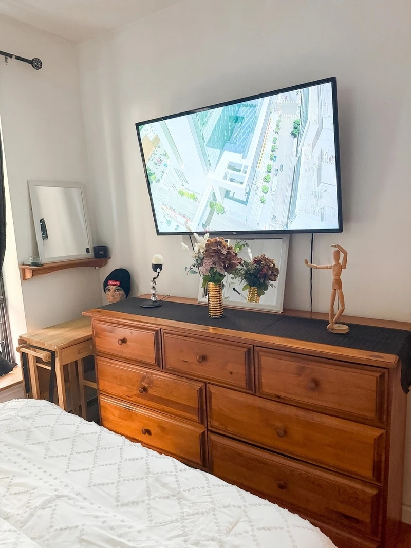 a room in Hamilton Heights photo 3