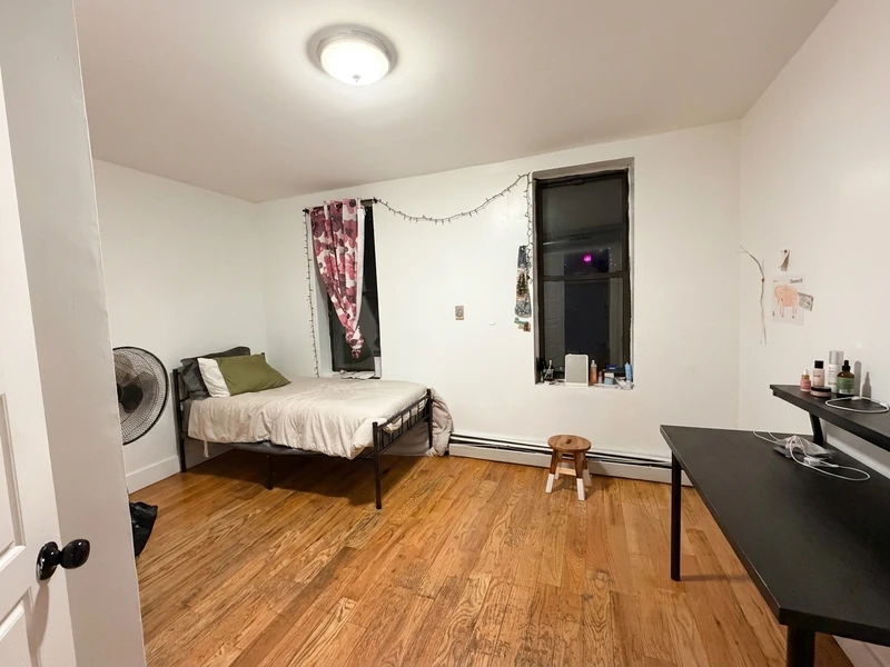 a room in Ocean Hill photo 3