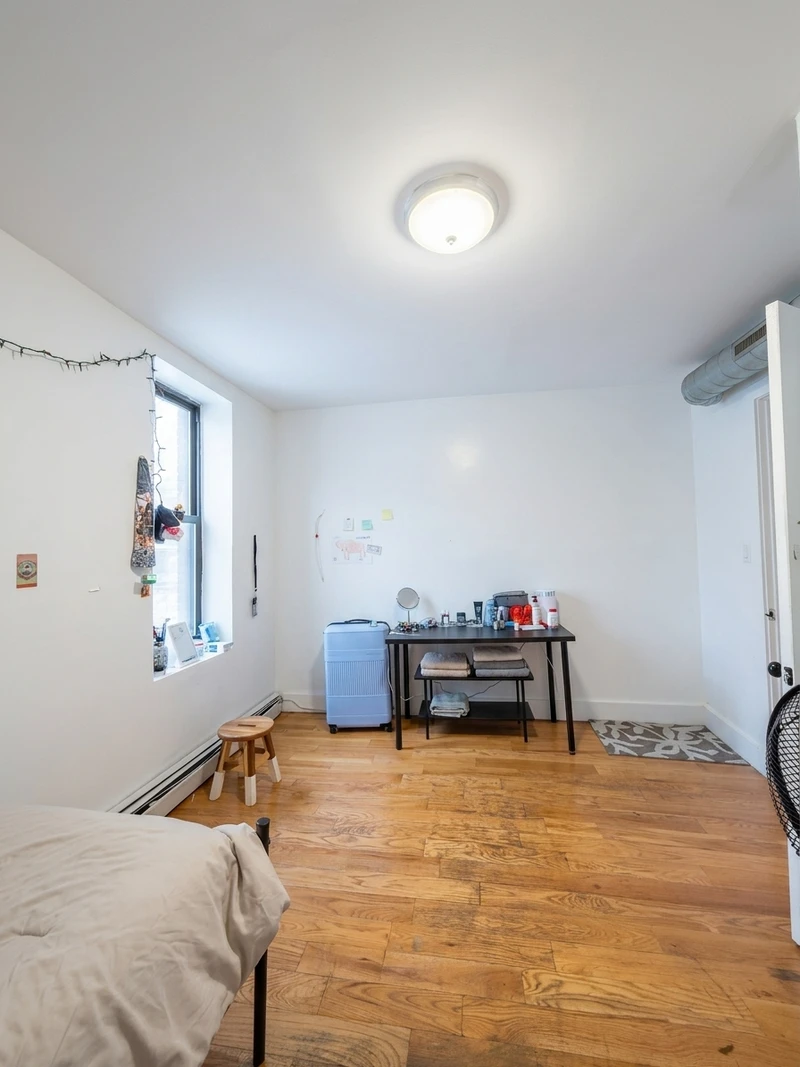 a room in Ocean Hill photo 2