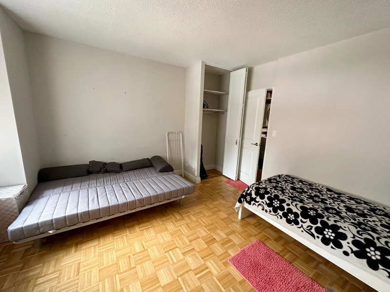a room in Yorkville photo 3