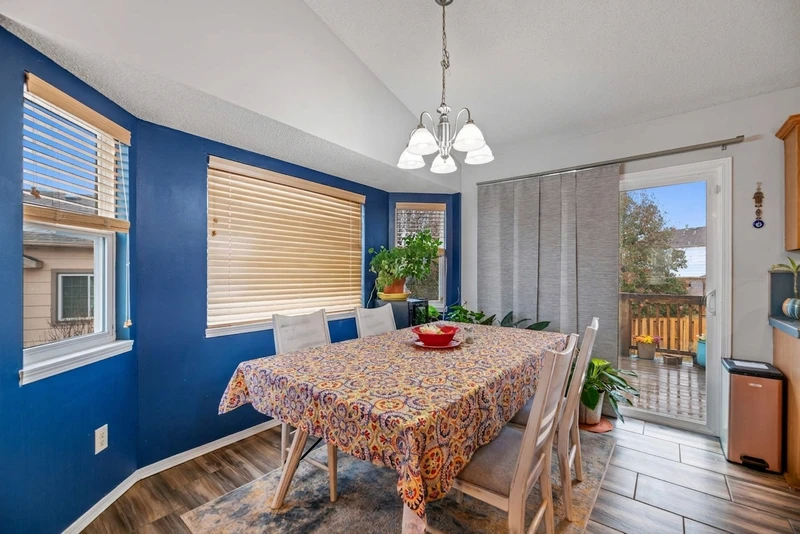 3+ bedroom in Chisholm Creek photo 13