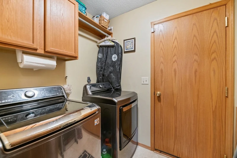 3+ bedroom in Chisholm Creek photo 5