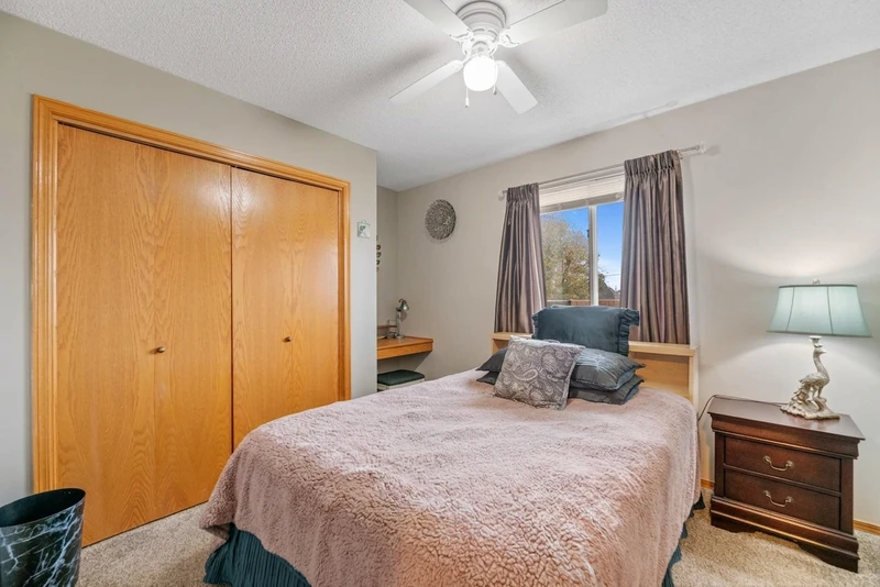 3+ bedroom in Chisholm Creek photo 11