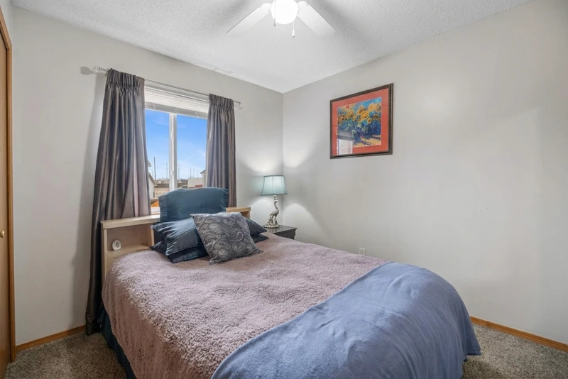 3+ bedroom in Chisholm Creek photo 3