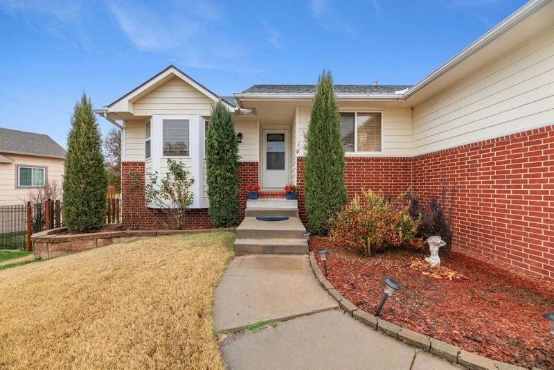 3+ bedroom in Chisholm Creek photo 8