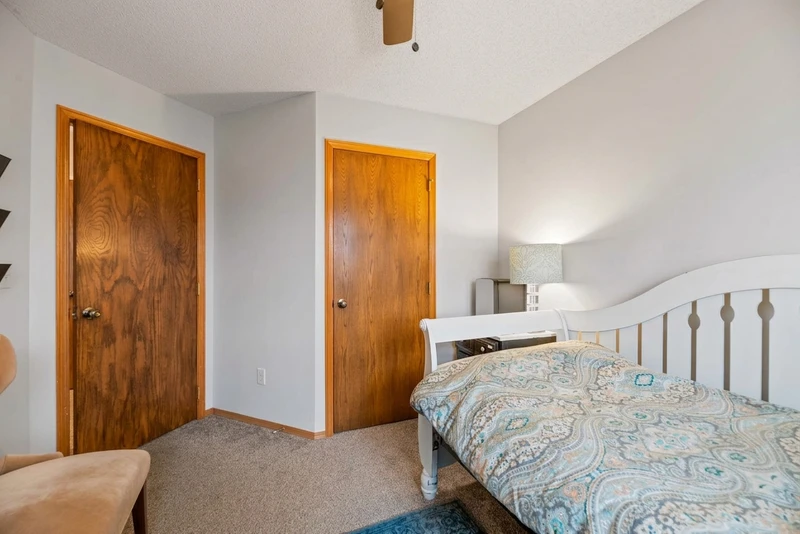 3+ bedroom in Chisholm Creek photo 5