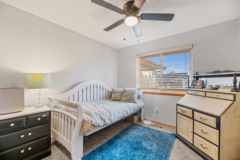 3+ bedroom in Chisholm Creek photo 12