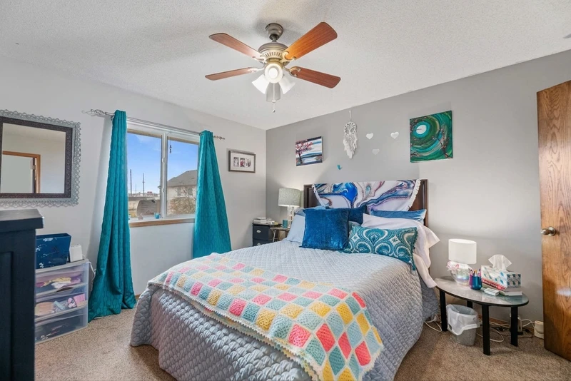 3+ bedroom in Chisholm Creek photo 4