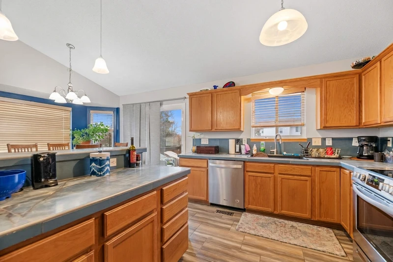 3+ bedroom in Chisholm Creek photo 2