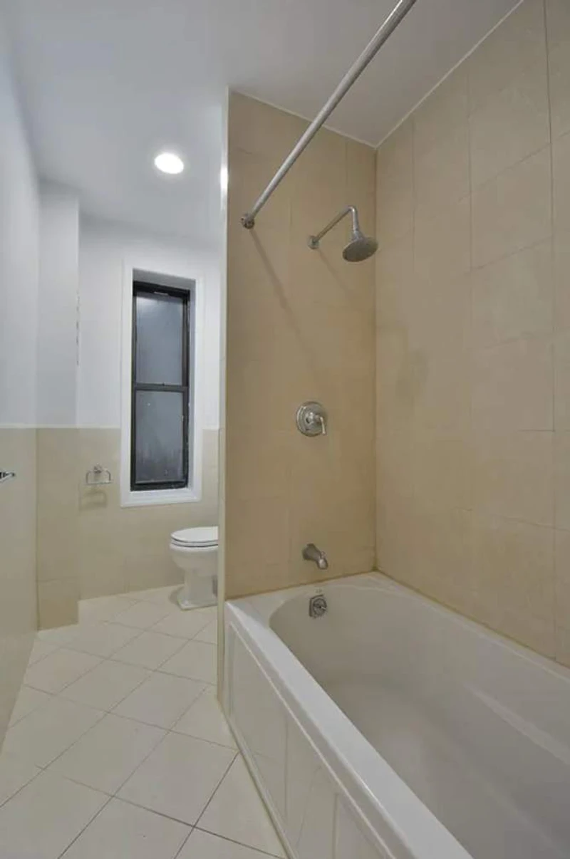 a room in Morningside Heights photo 2