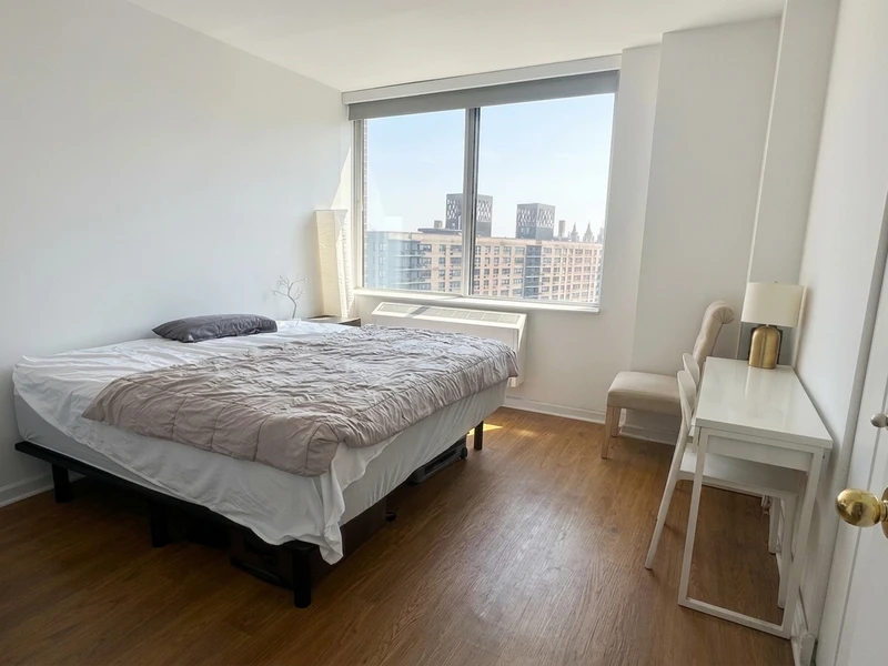 1 bedroom in Lincoln Square photo 2