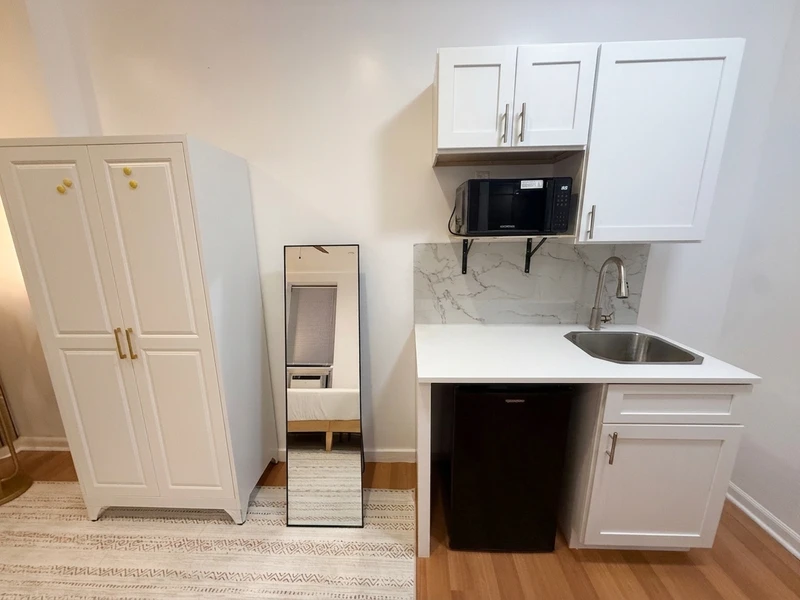 a studio in Upper West Side photo 6