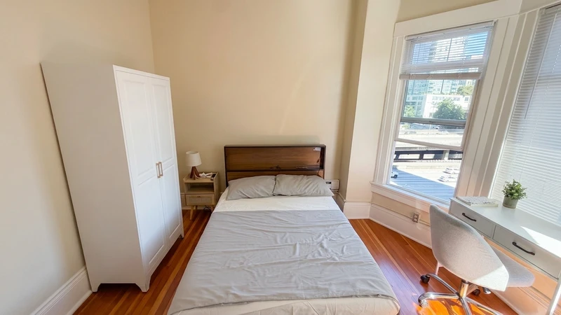 a room in Downtown Seattle photo 2