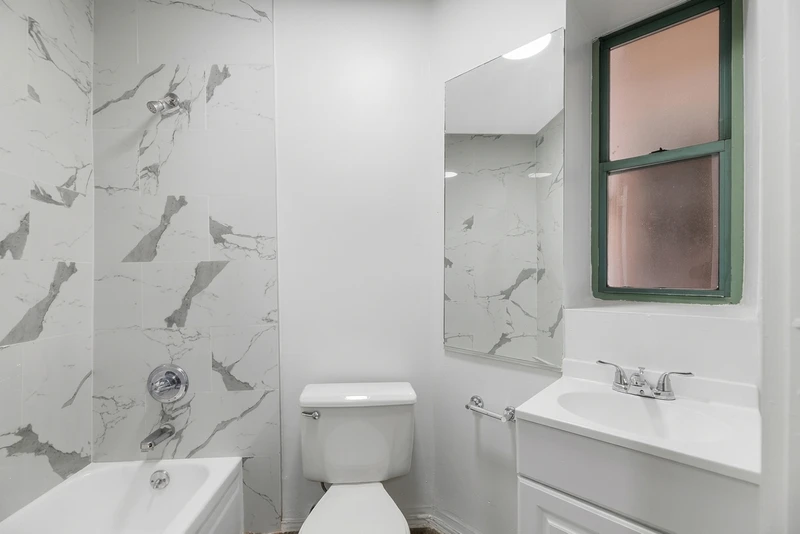 1 bedroom in Lincoln Square photo 2