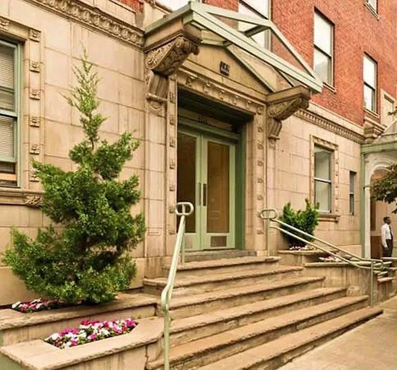 1 bedroom in Lincoln Square photo 3