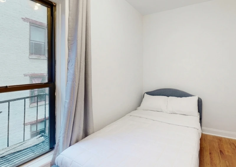 a room in Crown Heights photo 3