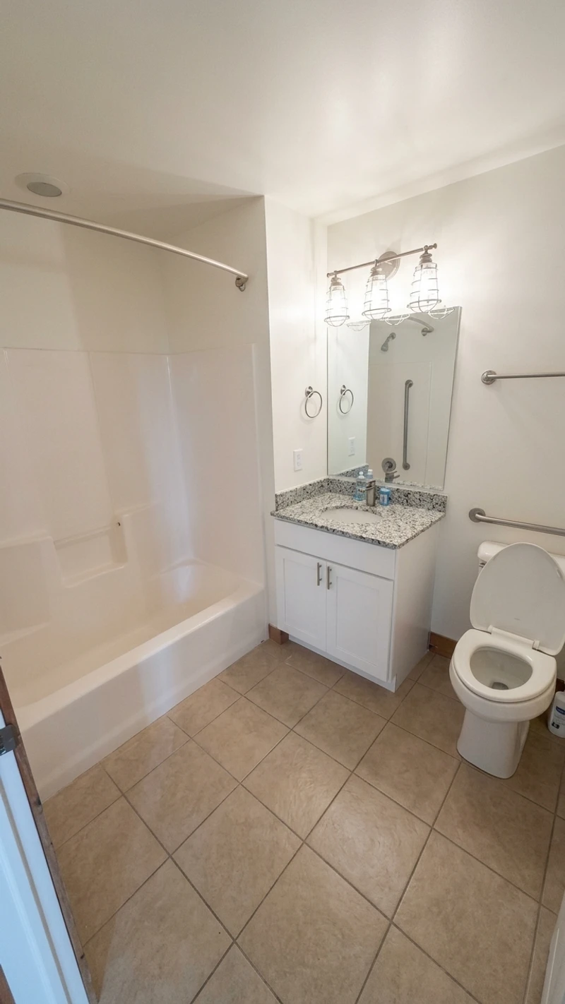 2 bedroom in 1st Ward photo 3