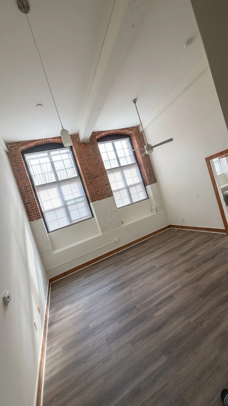 2 bedroom in 1st Ward photo 4