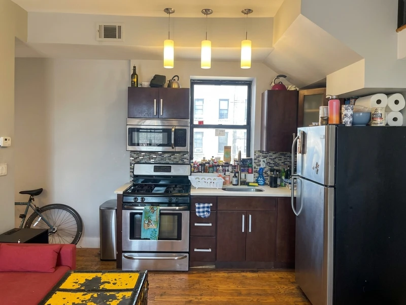 a room in Bedford-Stuyvesant photo 3