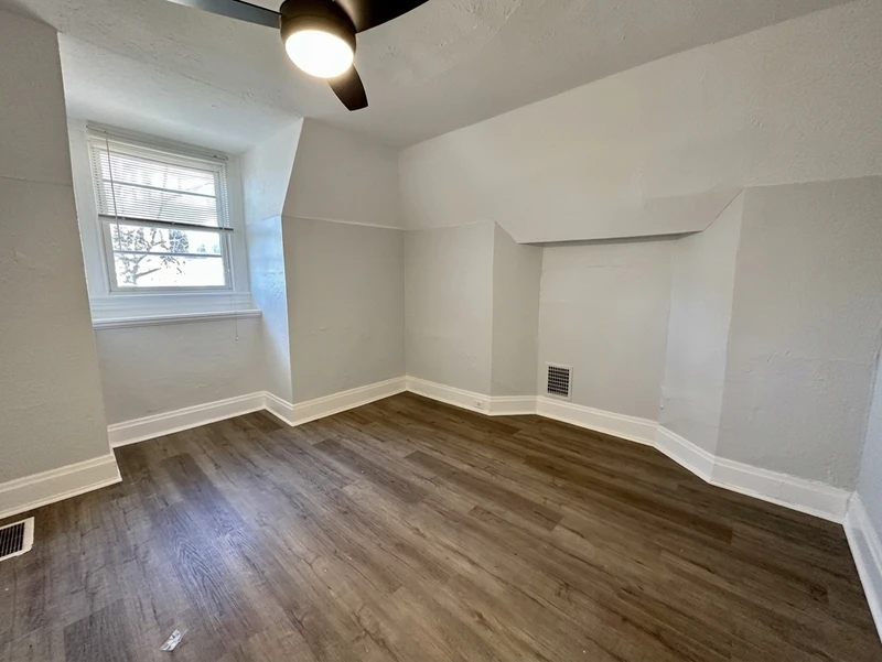 2 bedroom in Larimer photo 5