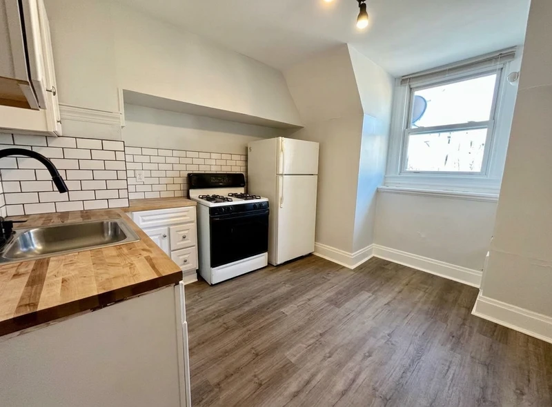 2 bedroom in Larimer photo 2
