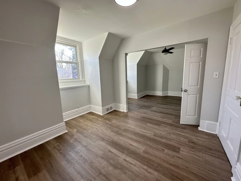 2 bedroom in Larimer photo 4