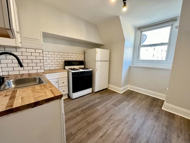 2 bedroom in Larimer photo 3