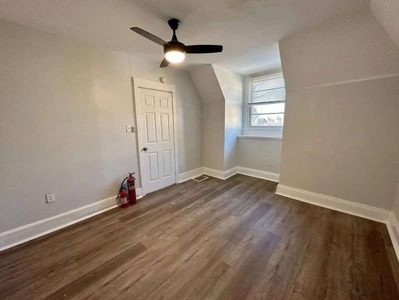 2 bedroom in Larimer photo 6