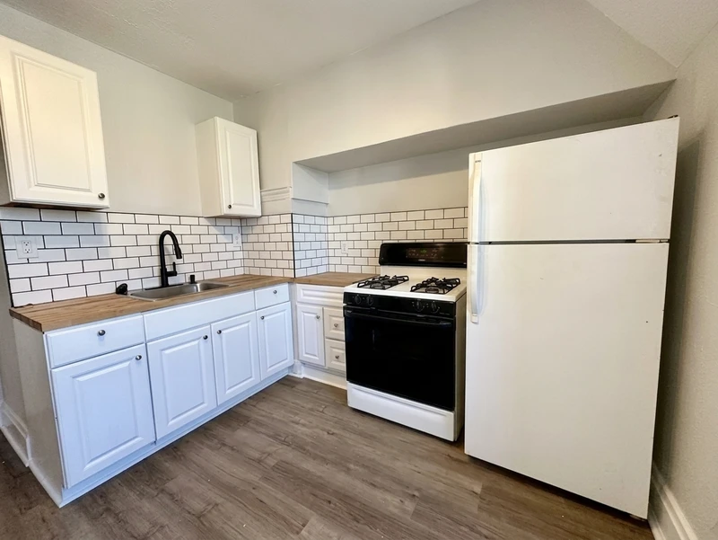 2 bedroom in Larimer photo 7