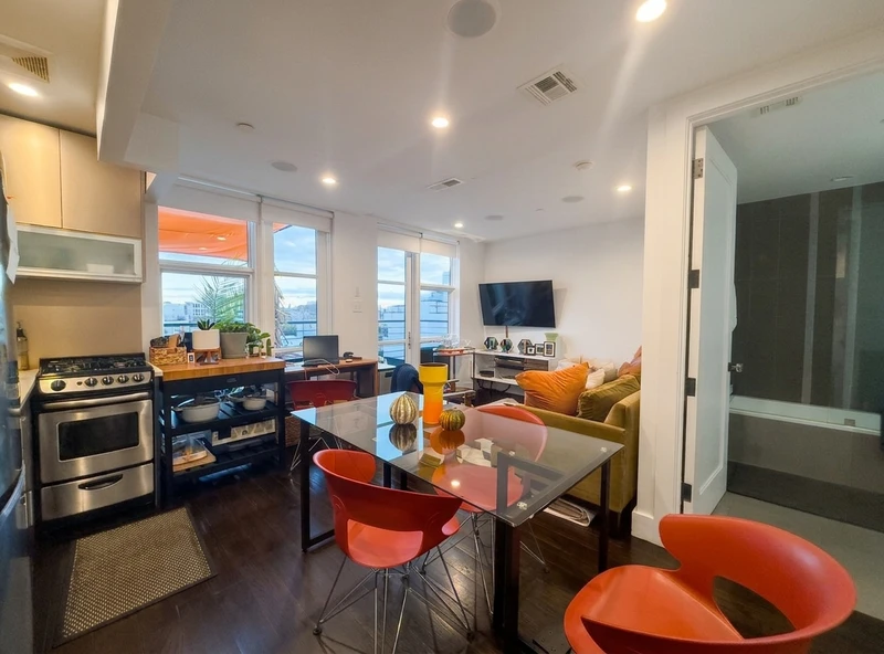 1 bedroom in Greenpoint photo 2
