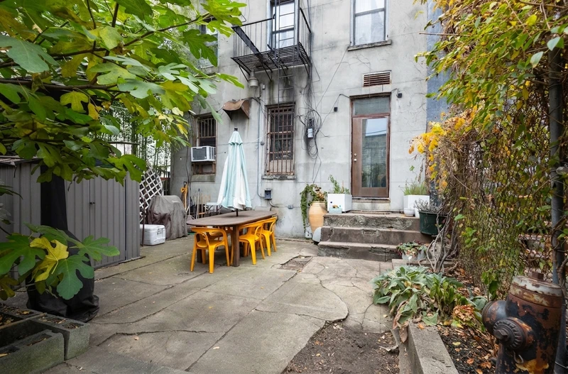 2 bedroom in Red Hook photo 16