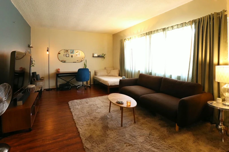1 bedroom in Sherman Oaks photo 2