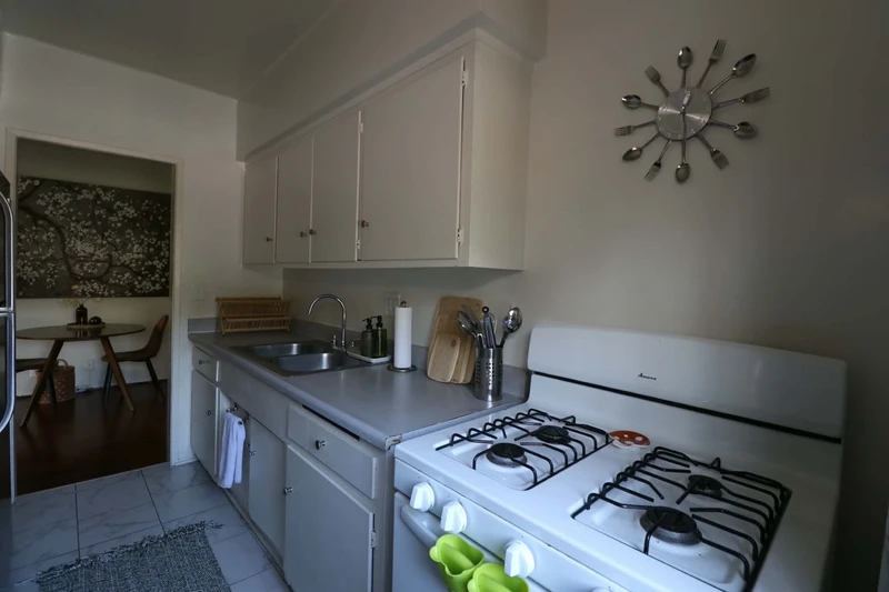 1 bedroom in Sherman Oaks photo 6