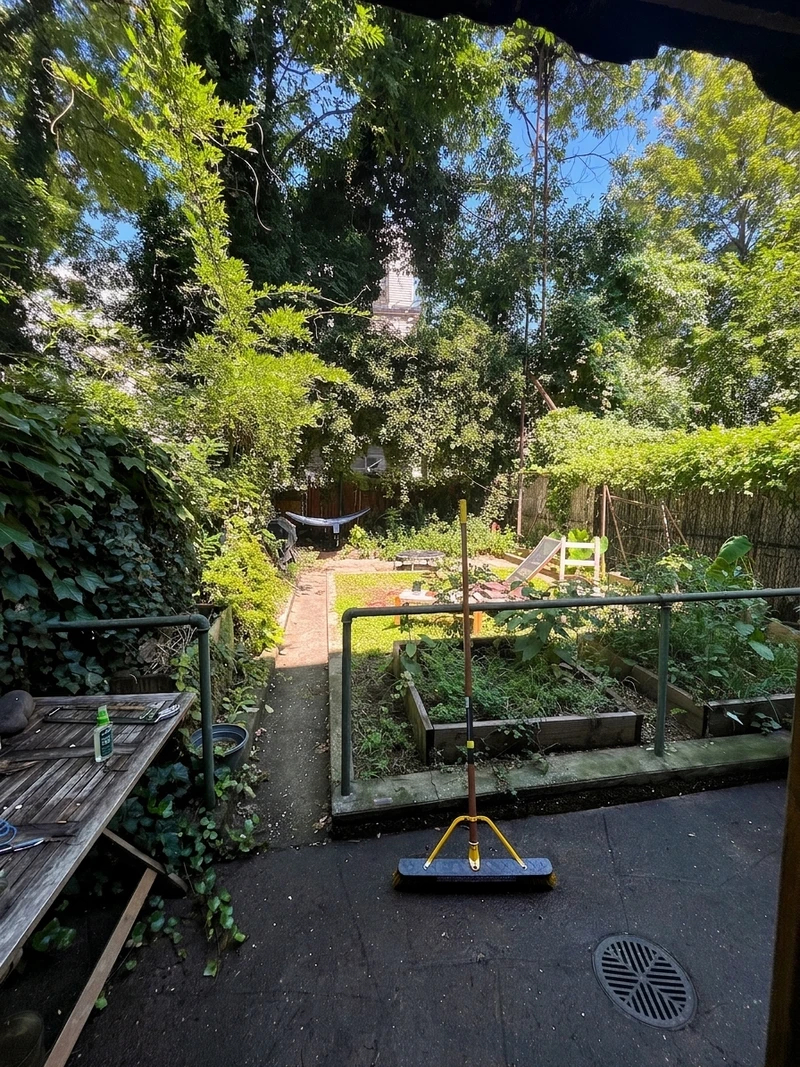 a room in Bedford-Stuyvesant photo 4