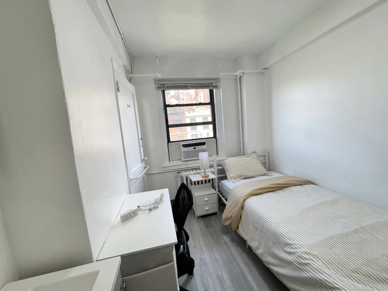 a room in Lincoln Square photo 4