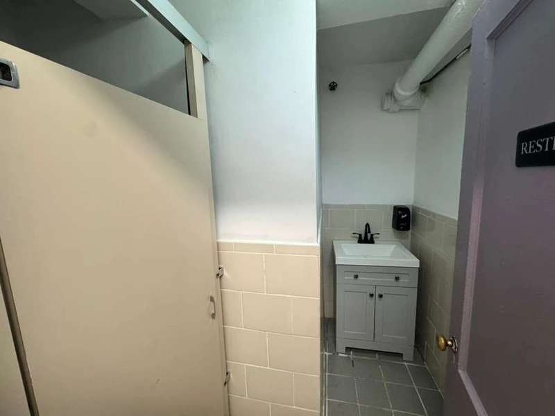 private room in Lincoln Square photo 3
