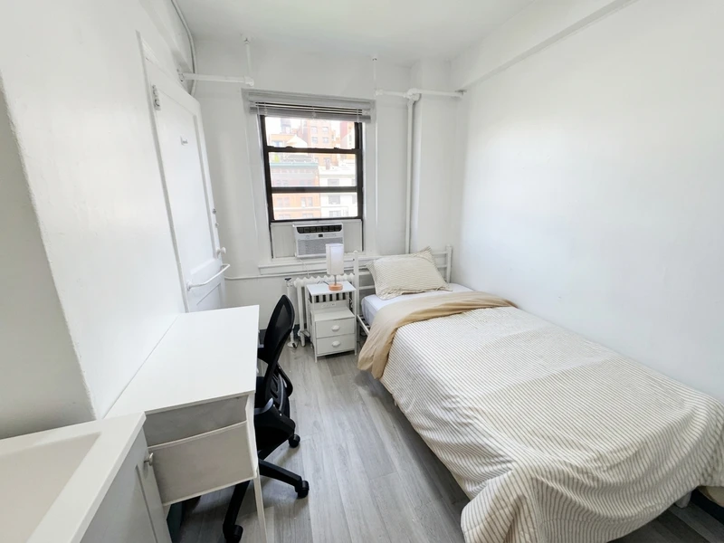 a room in Lincoln Square photo 5