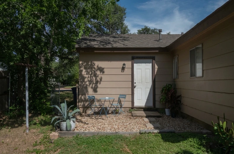 3+ bedroom in South Austin photo 9