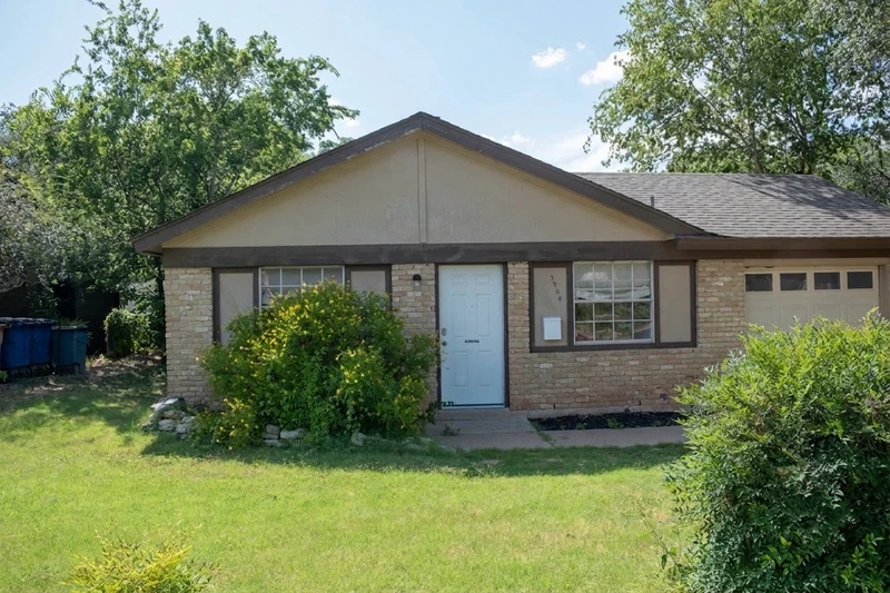 3+ bedroom in South Austin photo 8