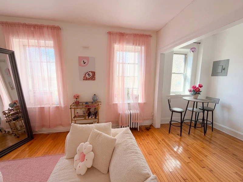 1 bedroom in Jackson Heights photo 3