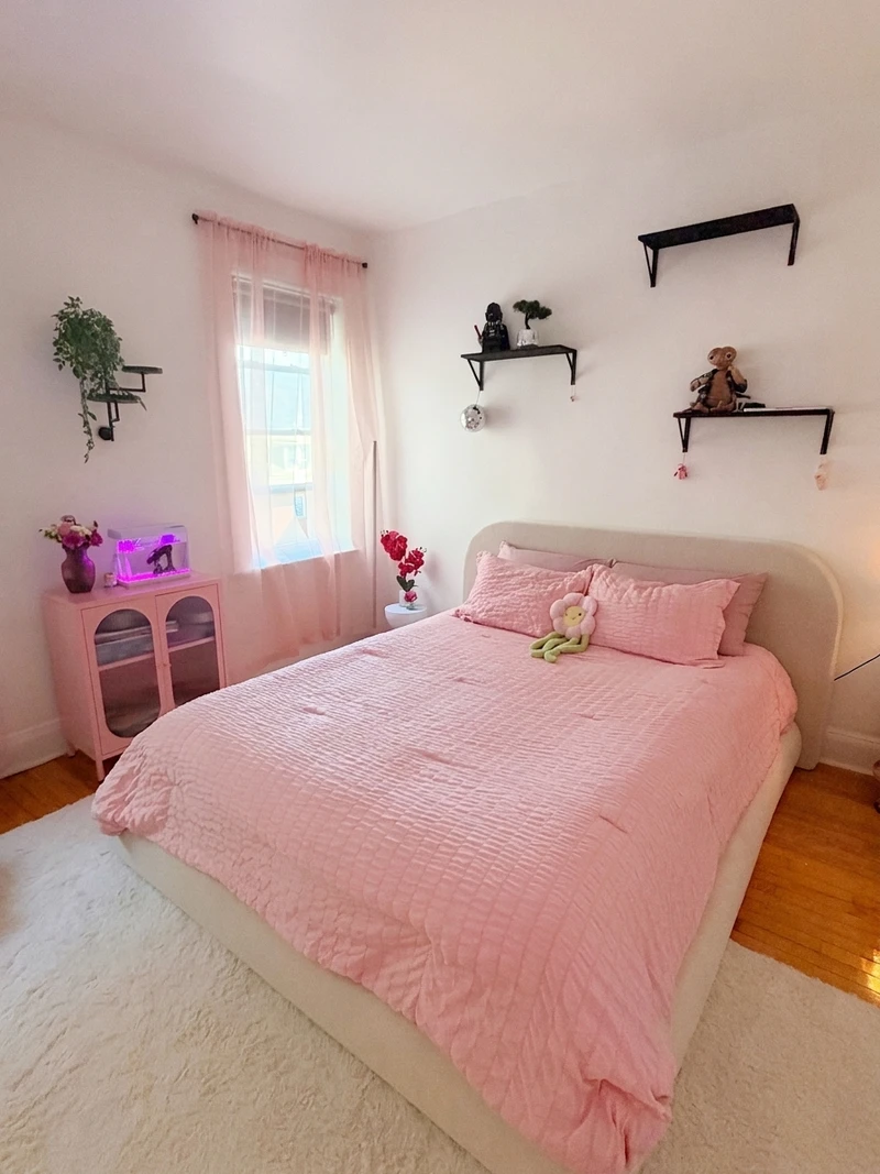 1 bedroom in Jackson Heights photo 2