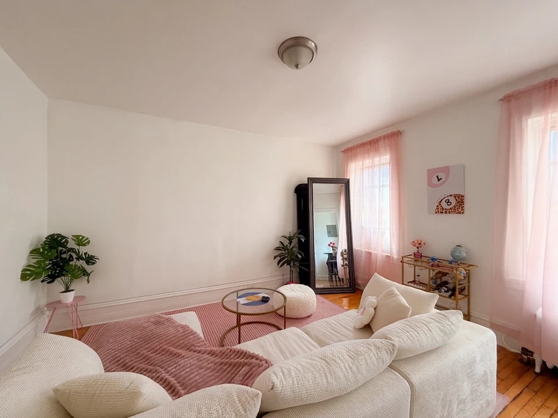 1 bedroom in Jackson Heights photo 9