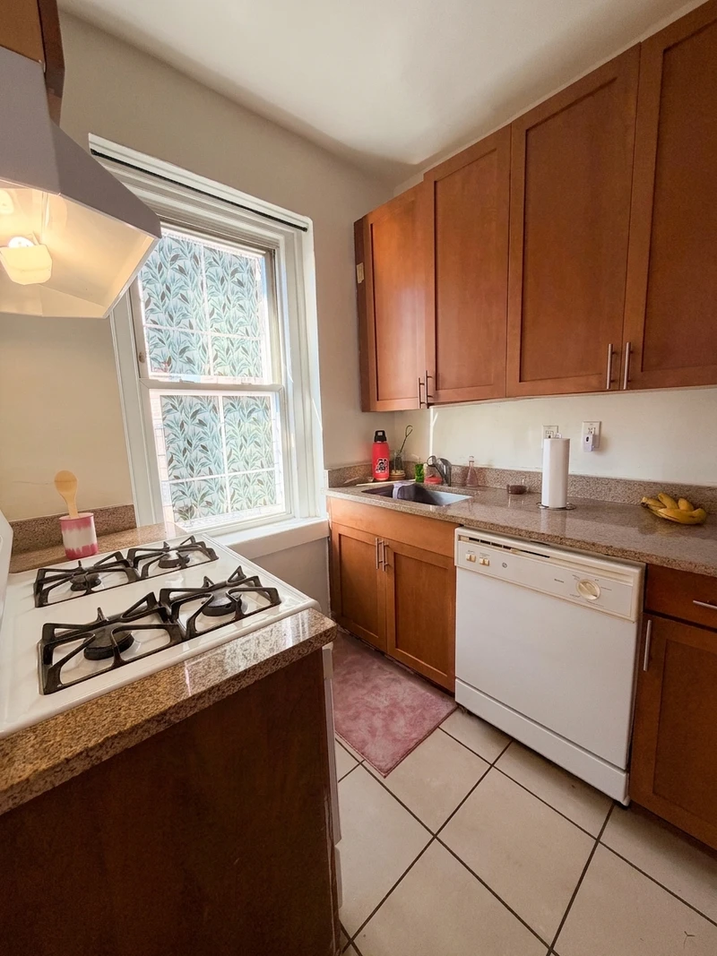 1 bedroom in Jackson Heights photo 5