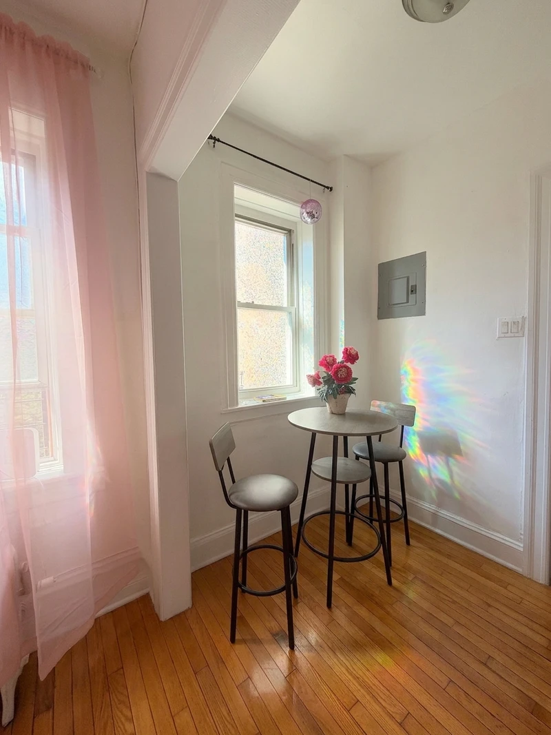 1 bedroom in Jackson Heights photo 4