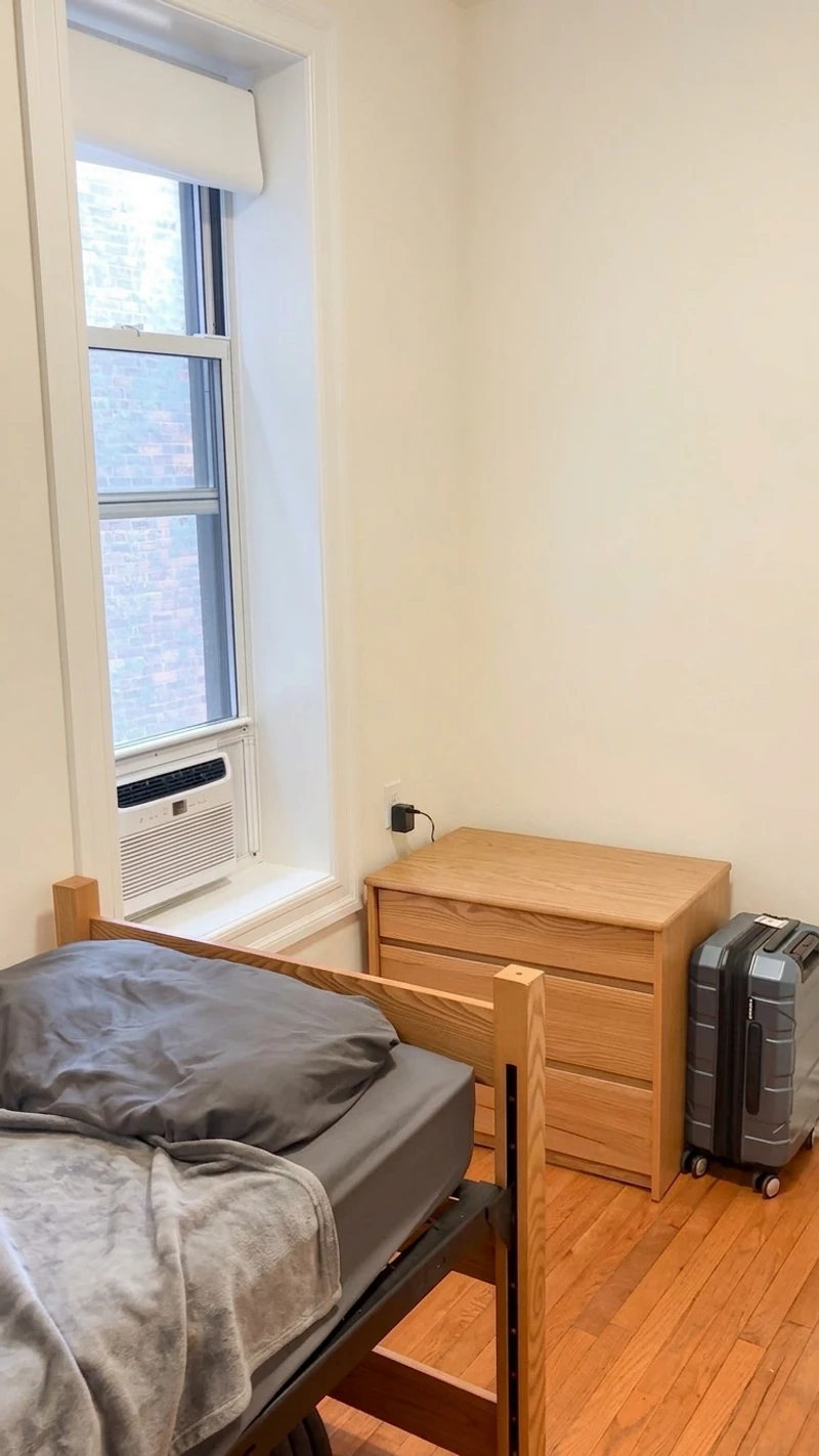a room in Morningside Heights photo 3