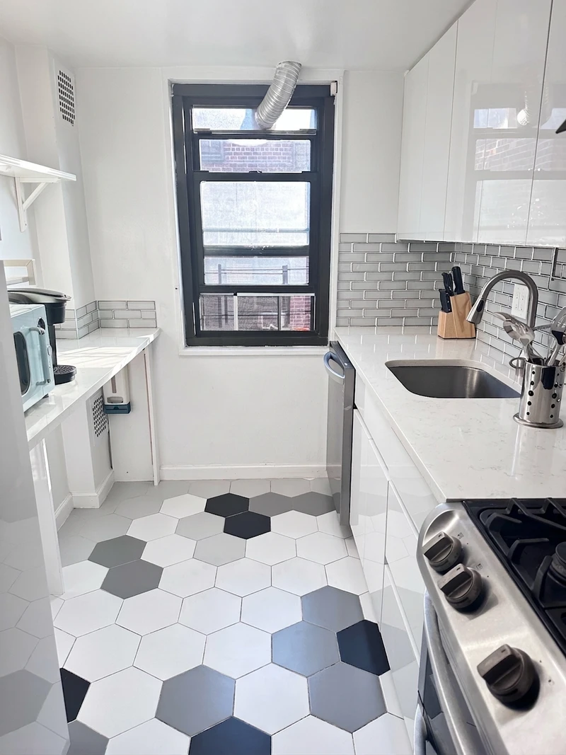 1 bedroom in Forest Hills photo 3