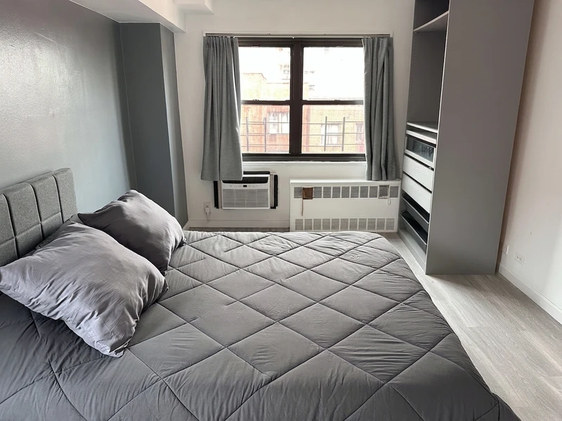 1 bedroom in Forest Hills photo 5